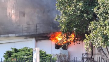 Incendio en el Edificio Libertad de la Armada Argentina: operativo de emergencia y al menos 75 evacuados
