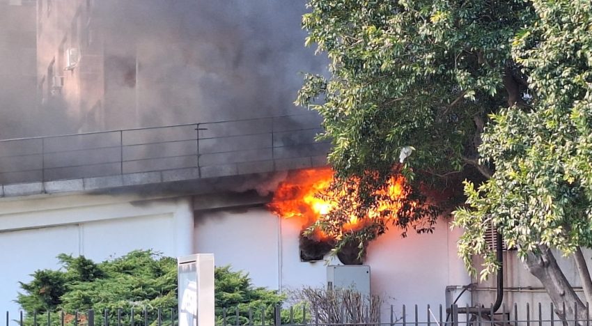Incendio en el Edificio Libertad de la Armada Argentina: operativo de emergencia y al menos 75 evacuados