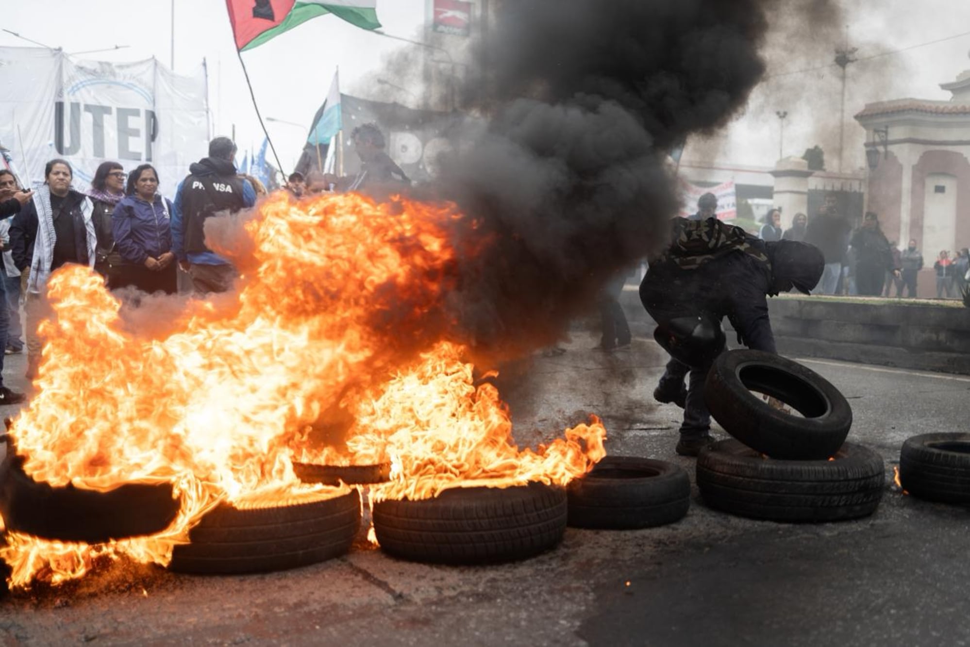Los manifestantes quemaron neumáticos en la avenida Pavón, a metros del acceso al Puente Pueyrredón