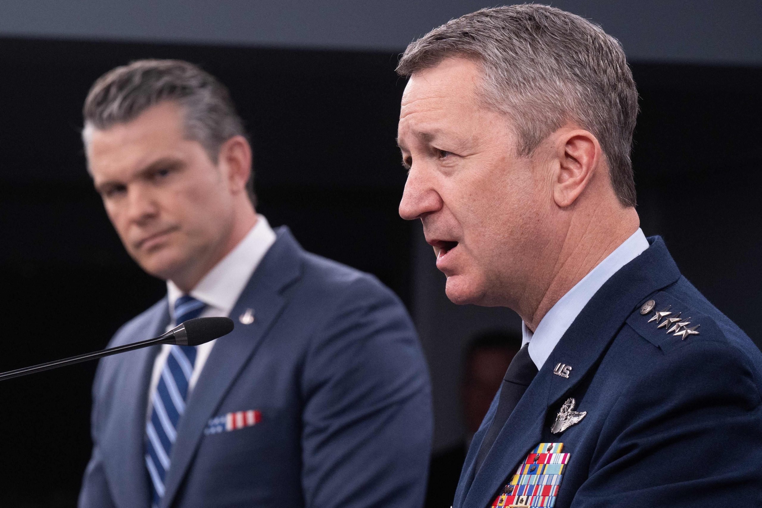 El jefe del Estado Mayor Conjunto, el general Dan Caine, habla durante una rueda de prensa en el Pentágono, en Washington, el 16 de abril de 2026