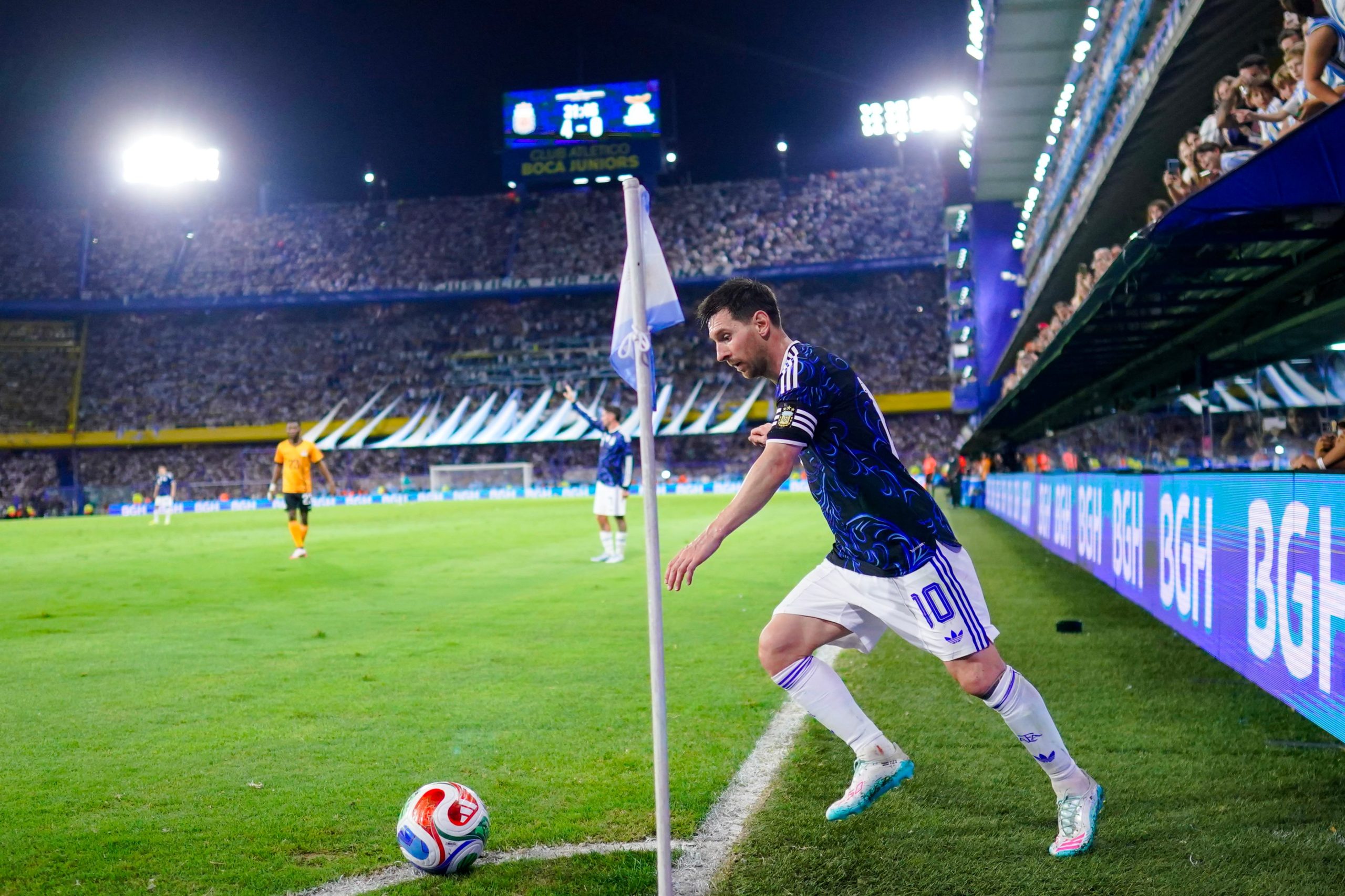 Una postal: Messi, la pelota y la Bombonera