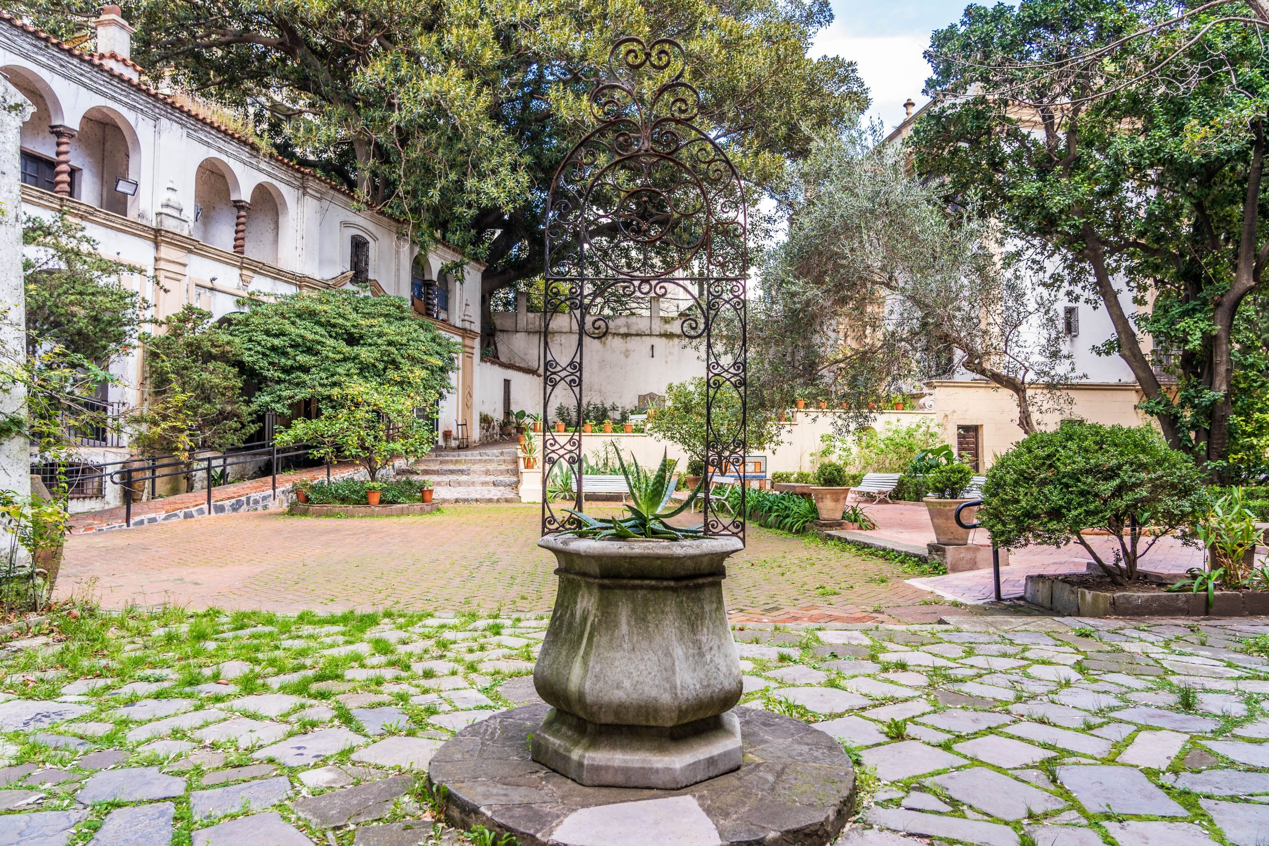 El jardín está lleno de rincones en los que sentarse a leer, descansar, escuchar música o simplemente mirar el paisaje