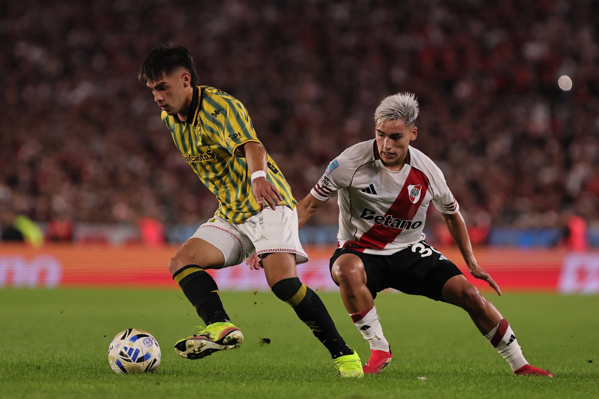 Ian Subiabre marca a Agustín Palavecino