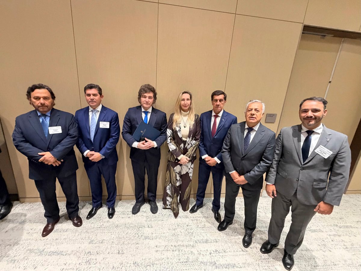 El Presidente Javier Milei y la Secretaria General de la Presidencia, Karina Milei, junto a los gobernadores Gustavo Sáenz (Salta), Marcelo Orrego (San Juan), Carlos Sadir (Jujuy), Alfredo Cornejo (Mendoza) y Juan Pablo Valdés (Corrientes), en el marco de la Argentina Week en Nueva York