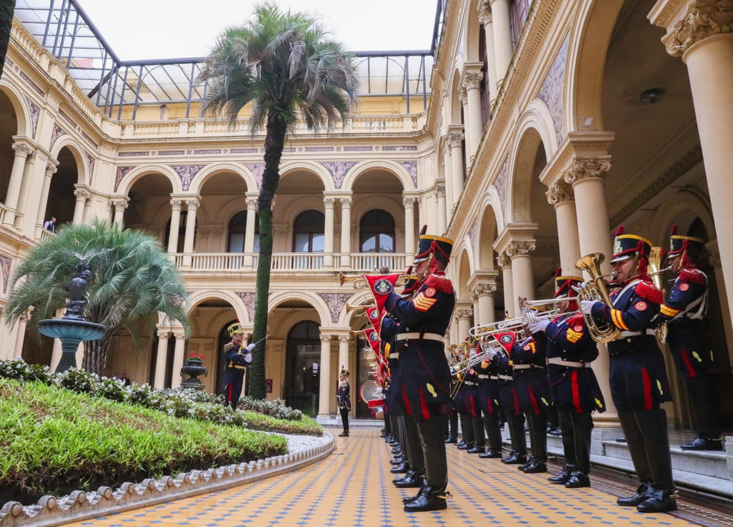 Se hizo en base a dos edificos que se unificaron y fue inaugurado oficialmente en 1898 