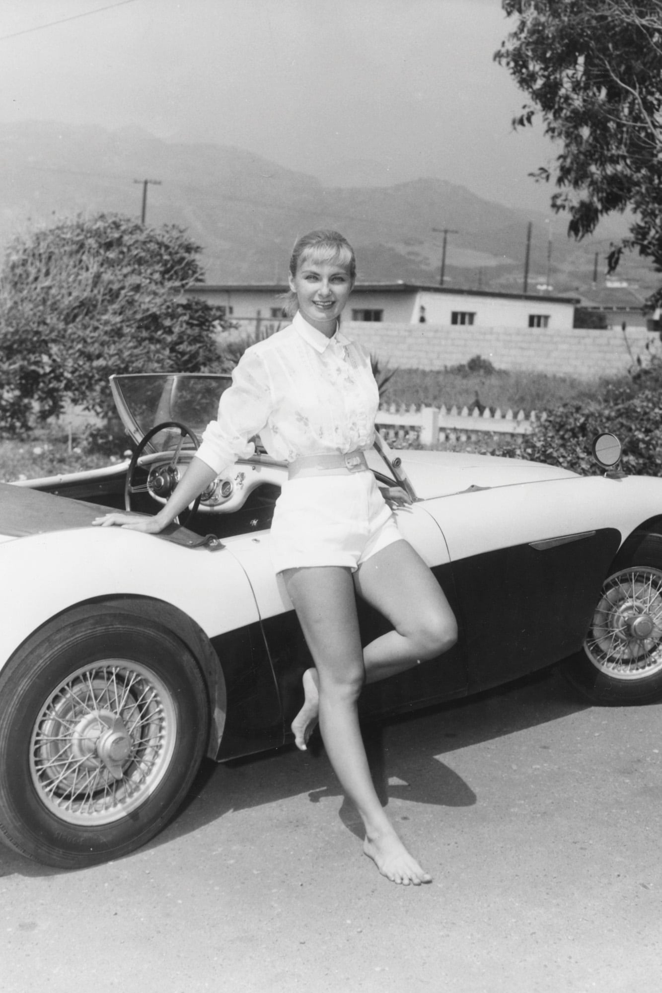 Joanne posa con su AustinHealey, en la década del 50 