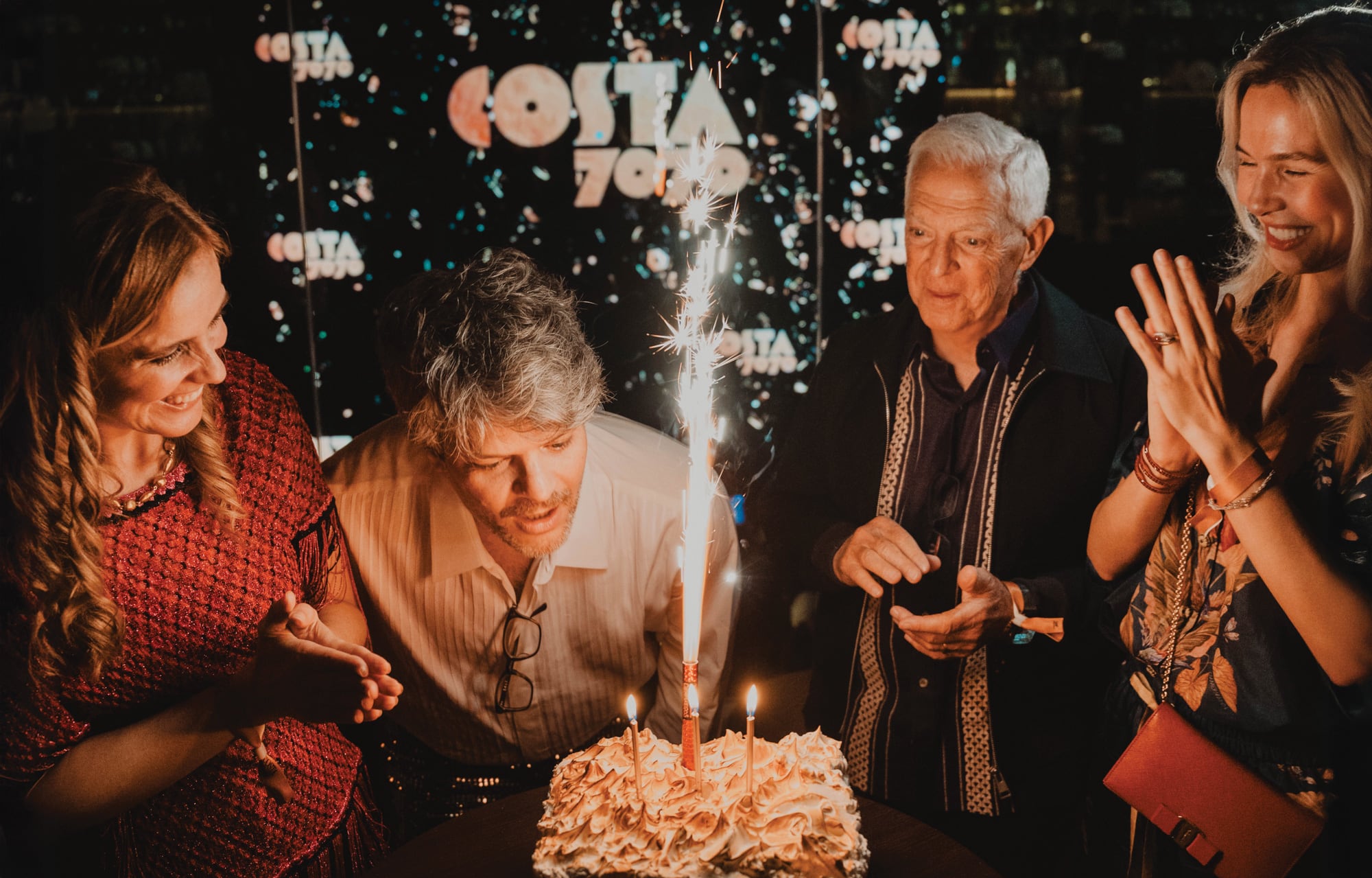 Acá, un plano más amplio de la imagen de la apertura:  a la izquierda, la artista Delfina Braun, la mujer de Edo; a la derecha, su padre, Eduardo Costantini, y su mujer, Elina