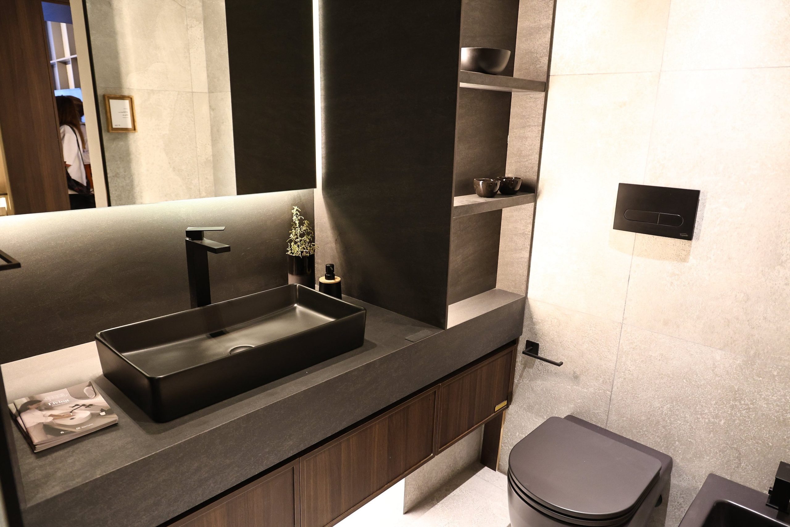 Los baños en colores oscuros son una tendencia, como se muestra en Experiencia Living 2026, en Remeros Beach, Tigre, hasta el 19 de abril