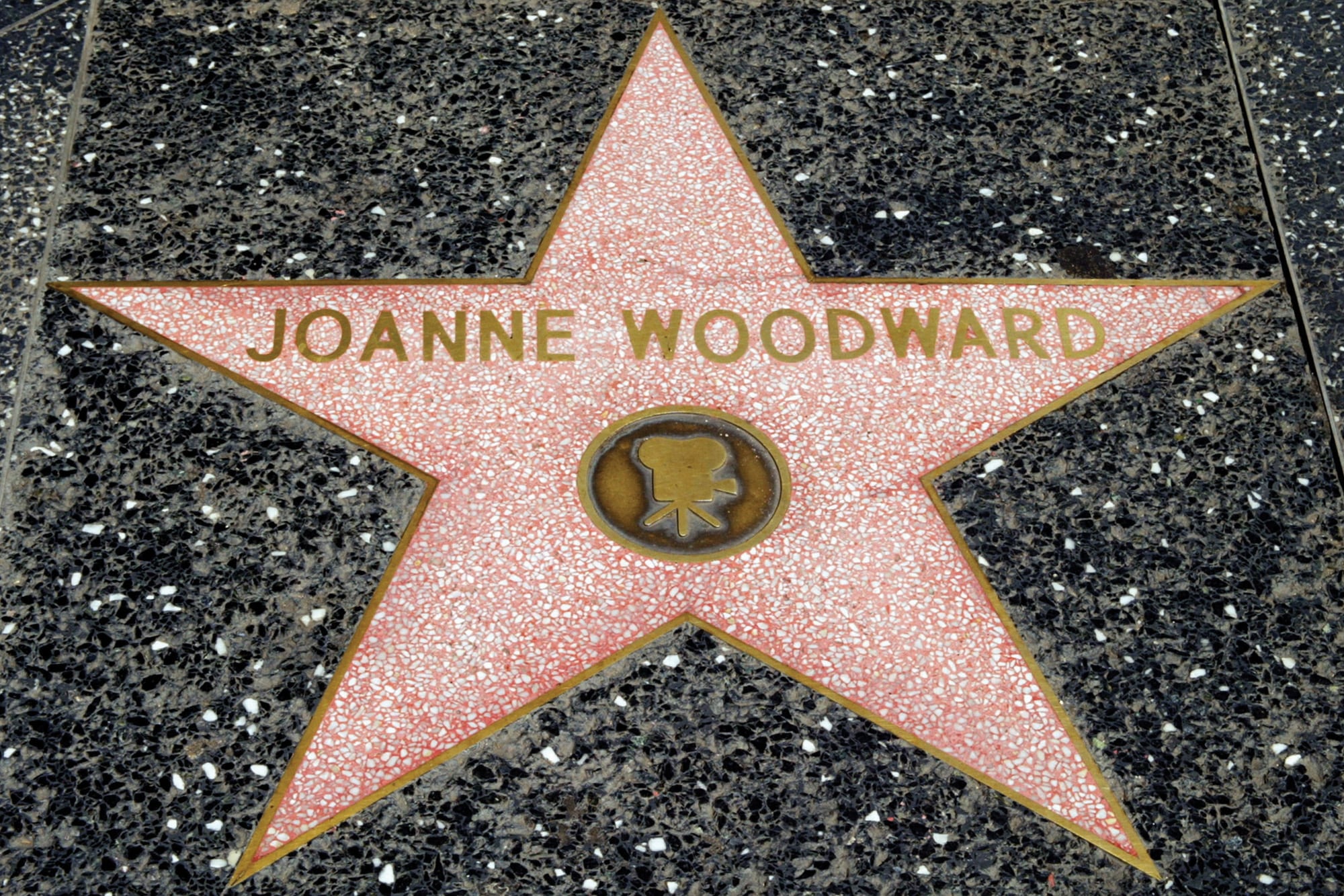 Joanne fue la primera mujer en tener su estrella en el Paseo de la Fama de Hollywood, en 1960 