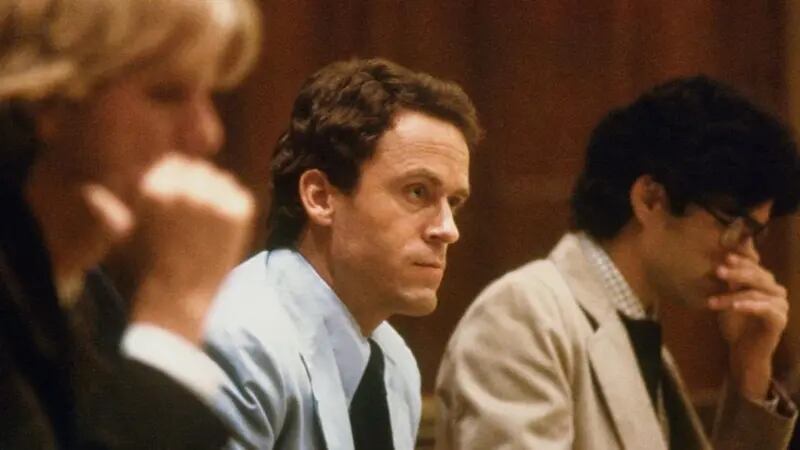 Theodore Bundy, sentado en el tribunal, acusado de los asesinatos de dos estudiantes