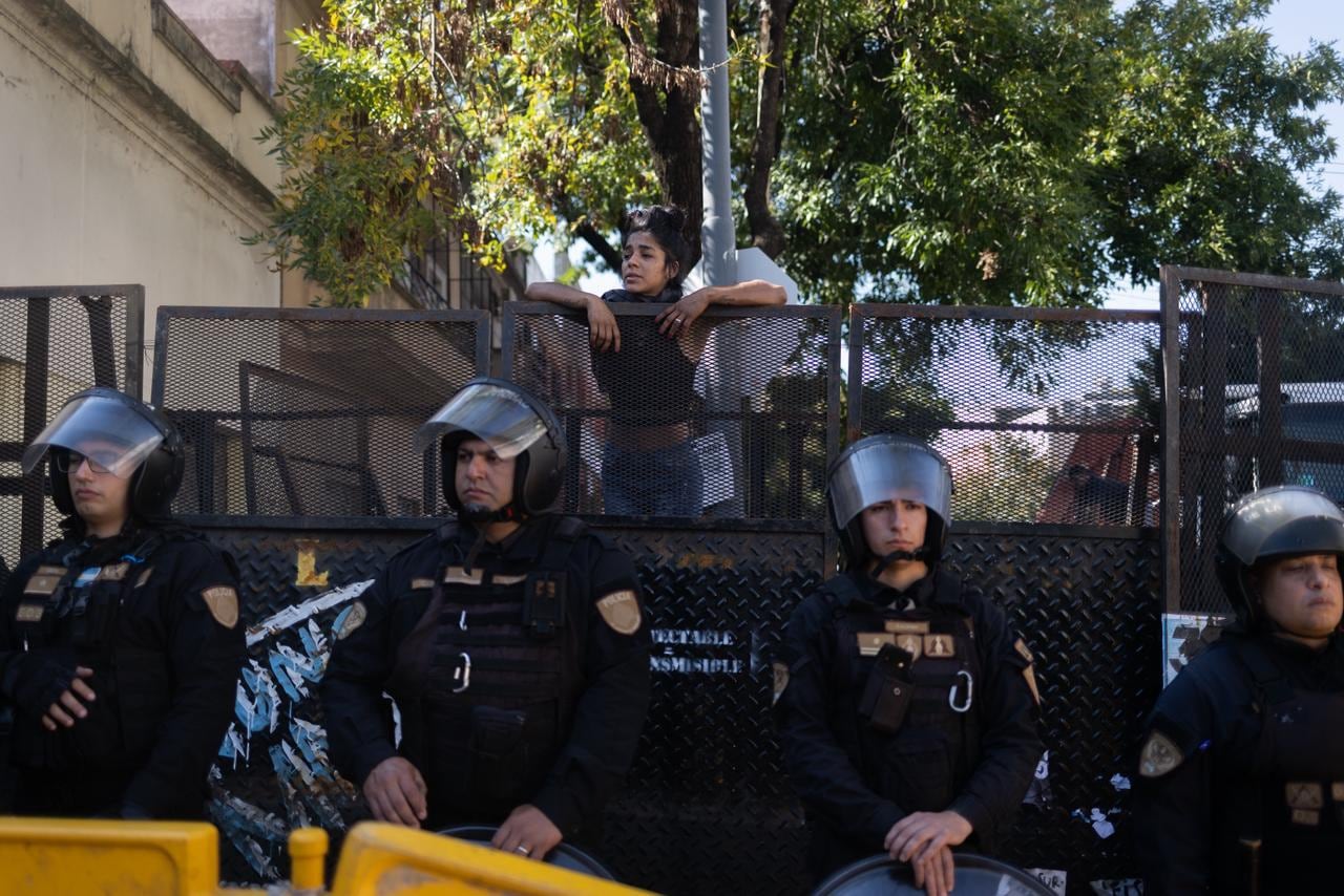 El Gobierno de la ciudad desaloja un terreno en La Paternal donde viven más de 100 personas