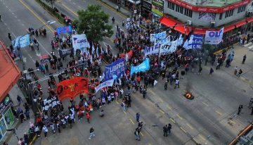 Piqueteros se enfrentaron con la policía en los accesos a la ciudad