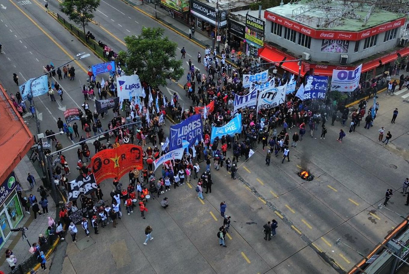 Columnas de manifestantes apostadas en la avenida Maipú, a la altura de Puente Saavedra