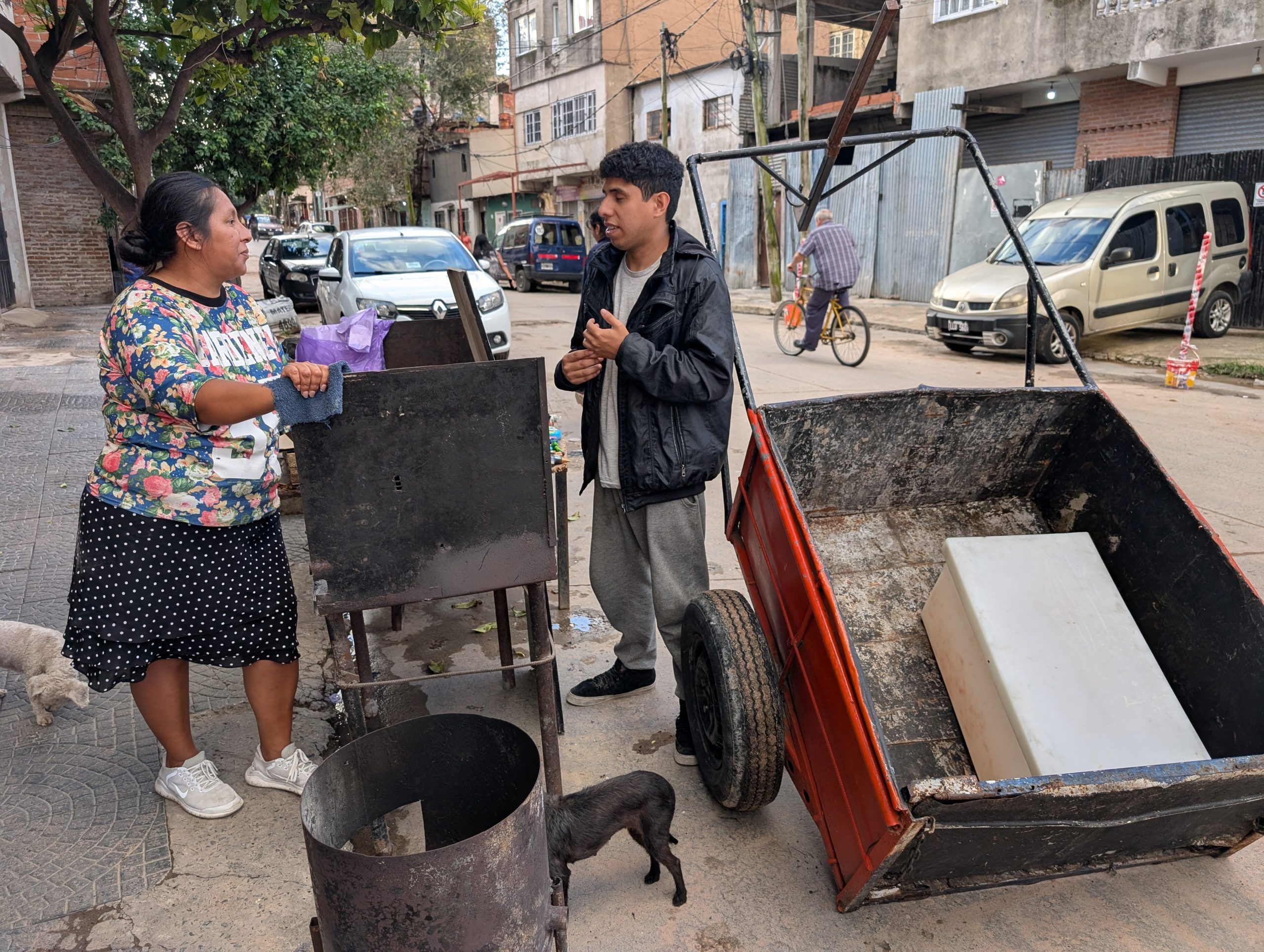 Además de repartir comida, Natanael crea vínculos con sus vecinos.