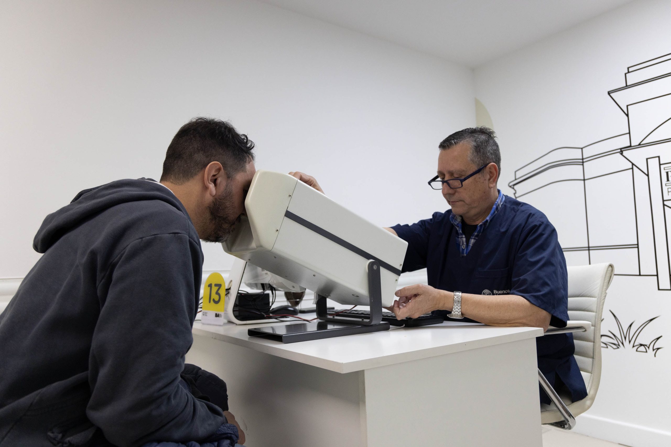 En algunas jurisdicciones, además del examen psicofísico obligatorio, se podrá someter a los adultos mayores a pruebas extra para renovarles la licencia de conducir