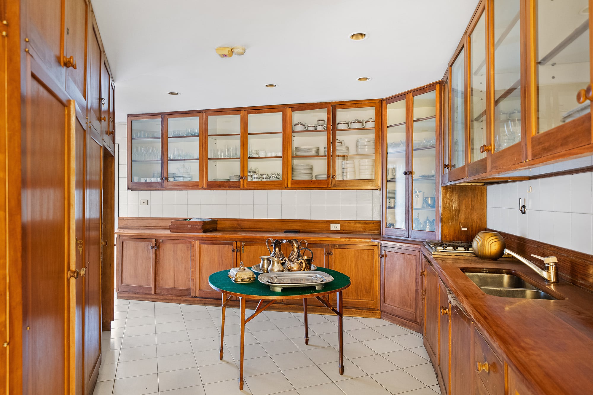 La cocina se encuentra en el primer piso de la vivienda