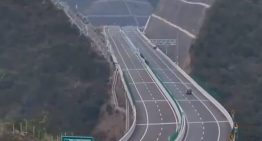 Partieron una montaña a la mitad para construir una autopista