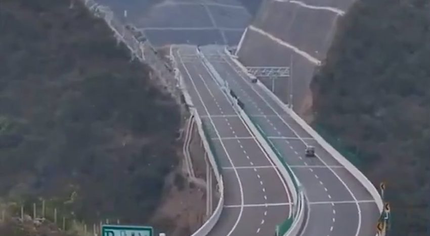 Partieron una montaña a la mitad para construir una autopista