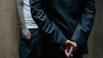 Qué significa caminar con las manos atrás de la espalda, según la psicología