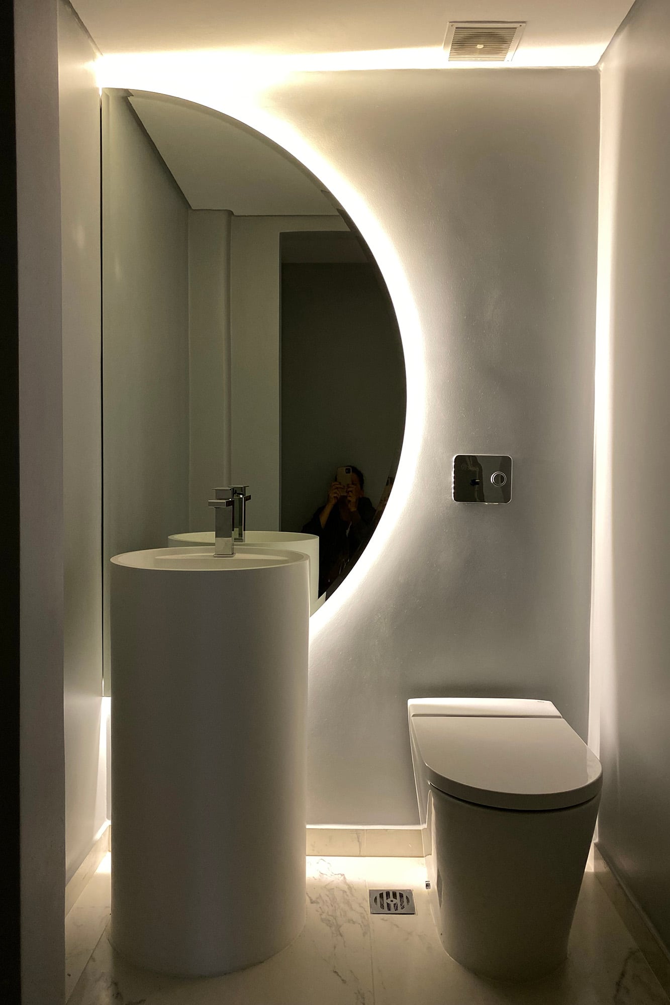 Un toilette diseñado por Flor Fasci resalta las líneas con el detalle de tubos led