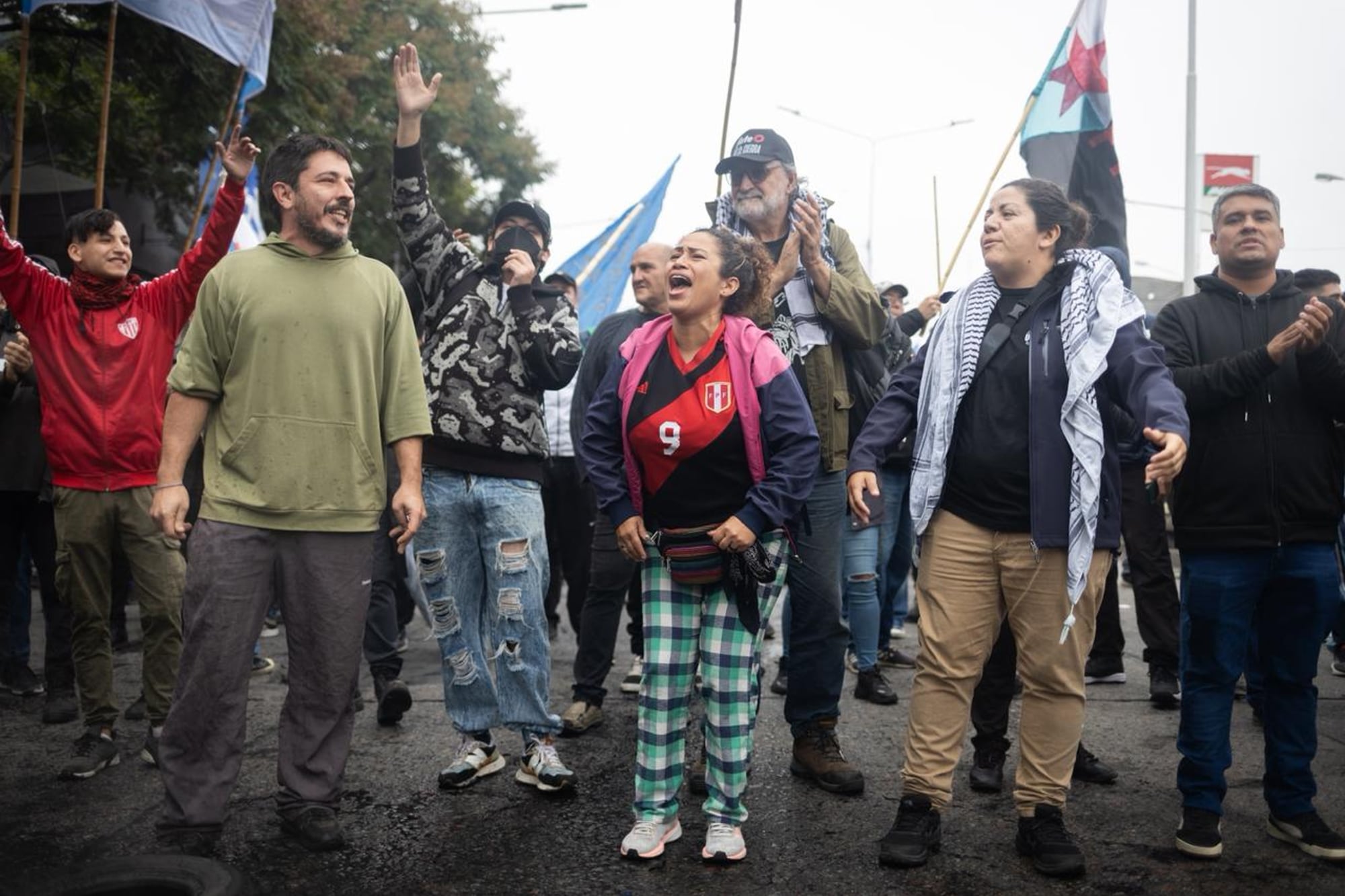 Los dirigentes Nicolás Caropresi (MTE), Dina Sánchez (Frente Popular Darío Santillán), Eduardo Belliboni (Polo Obrero) y Johanna Duarte (Movimiento Evita), durante la protesta