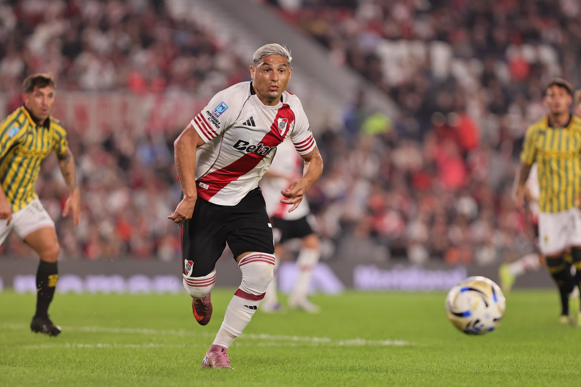 Maxi Salas corre la pelota