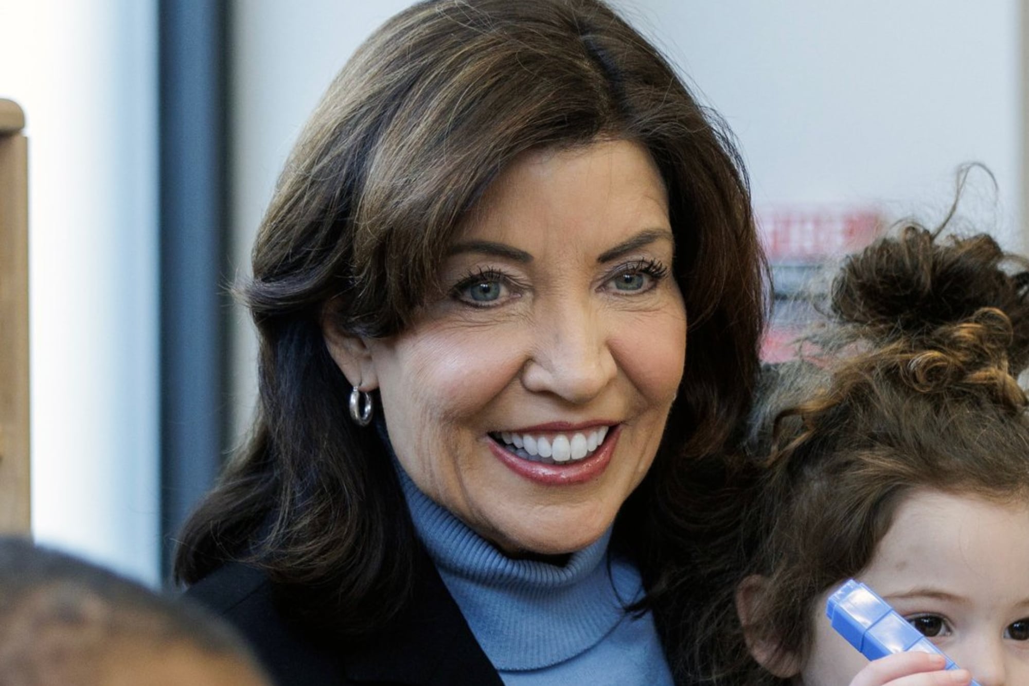 La gobernadora de Nueva York recordó que creció en el condado