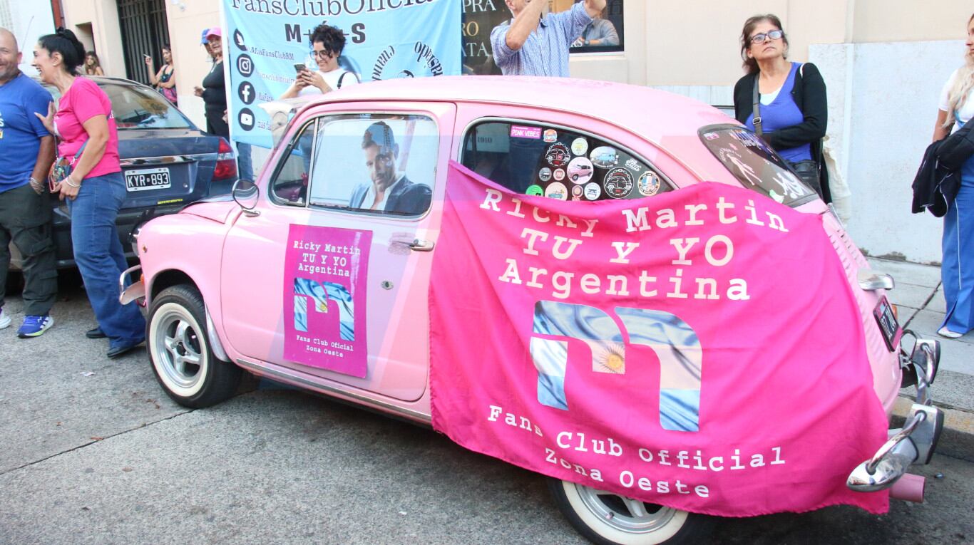 Uno de los elemenros más llamativos: un auto rosa con fotos de Ricky Martin. (Foto: Captura TN)