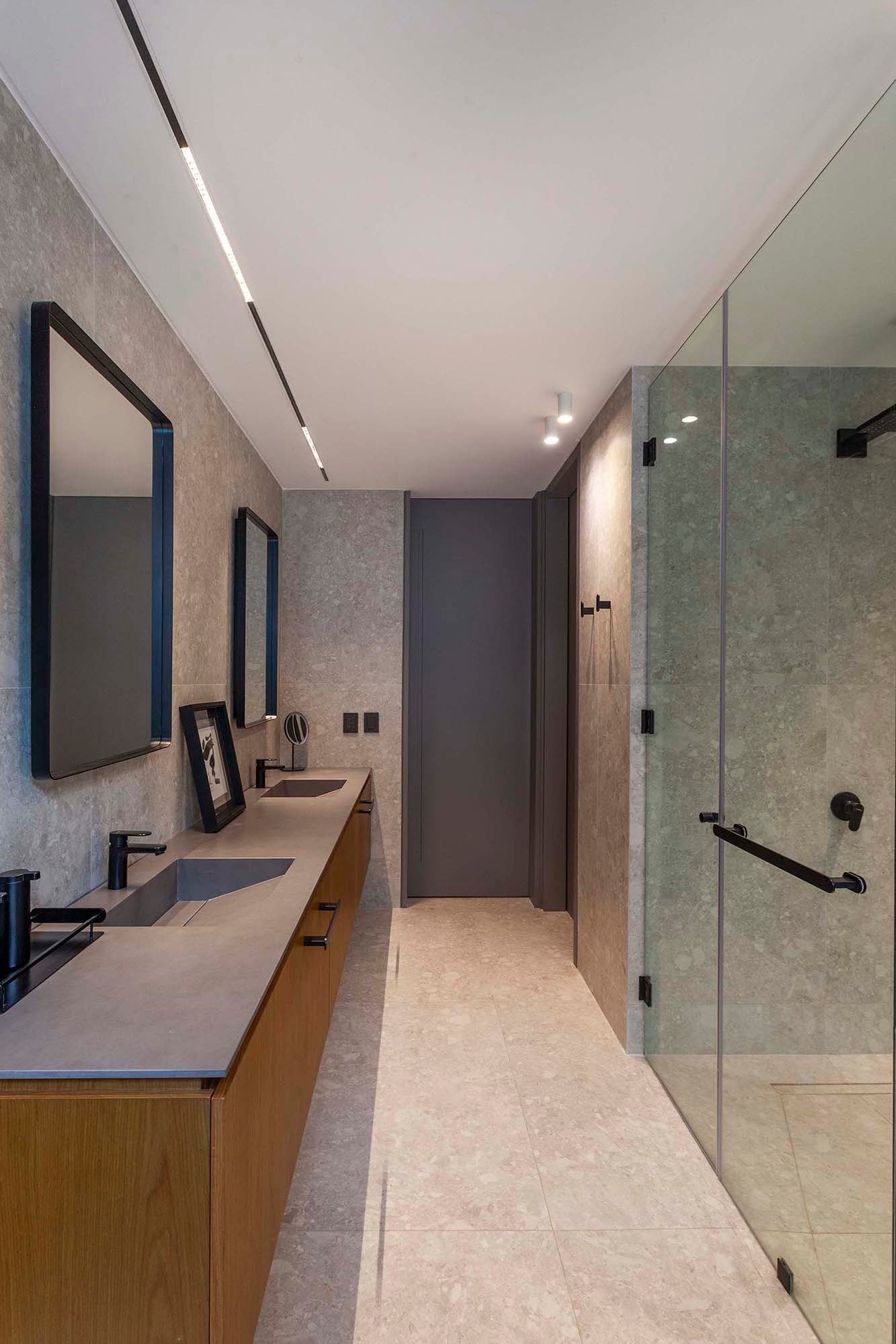 Un baño para dos personas, diseñado por Leone y Loray