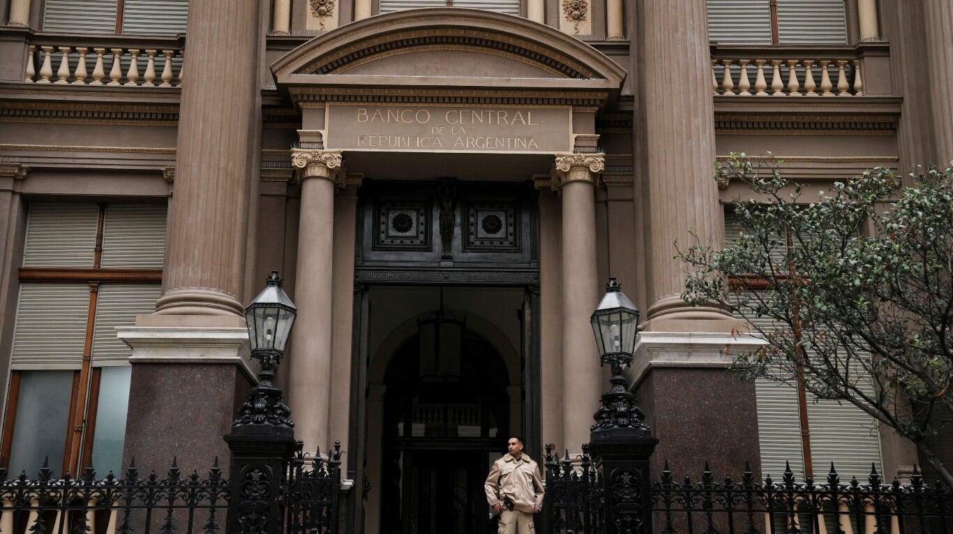 El Banco Central compra dólares, pero las reservas no crecen en la misma magnitud. (Foto: REUTERS/Irina Dambrauskas).