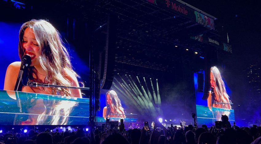 Olivia Rodrigo publicó el video de “Drop Dead” donde brilla recorriendo el Palacio de Versalles