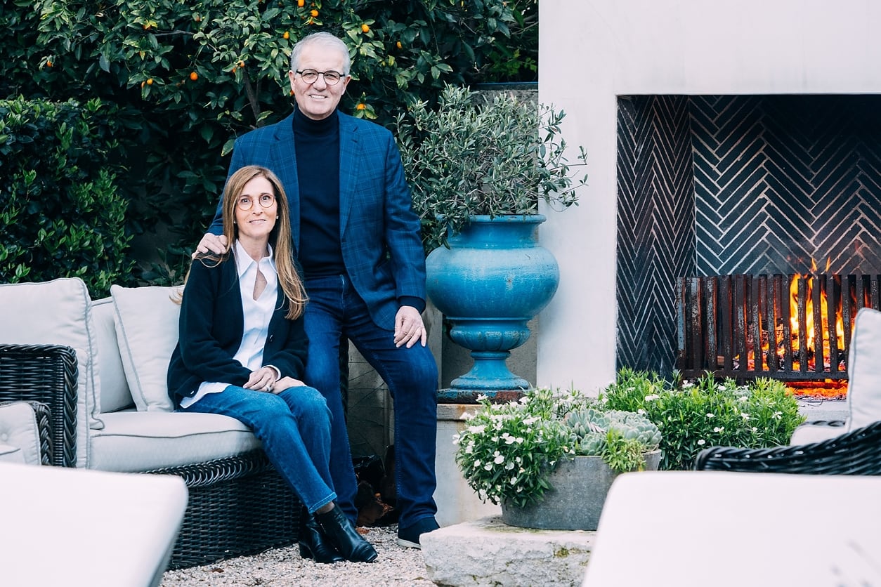 Andrea y Carlos Alberini en el parque de la casa que le compraron a Bruce Willis donde plantaron olivares y árboles frutales y ahora está en venta