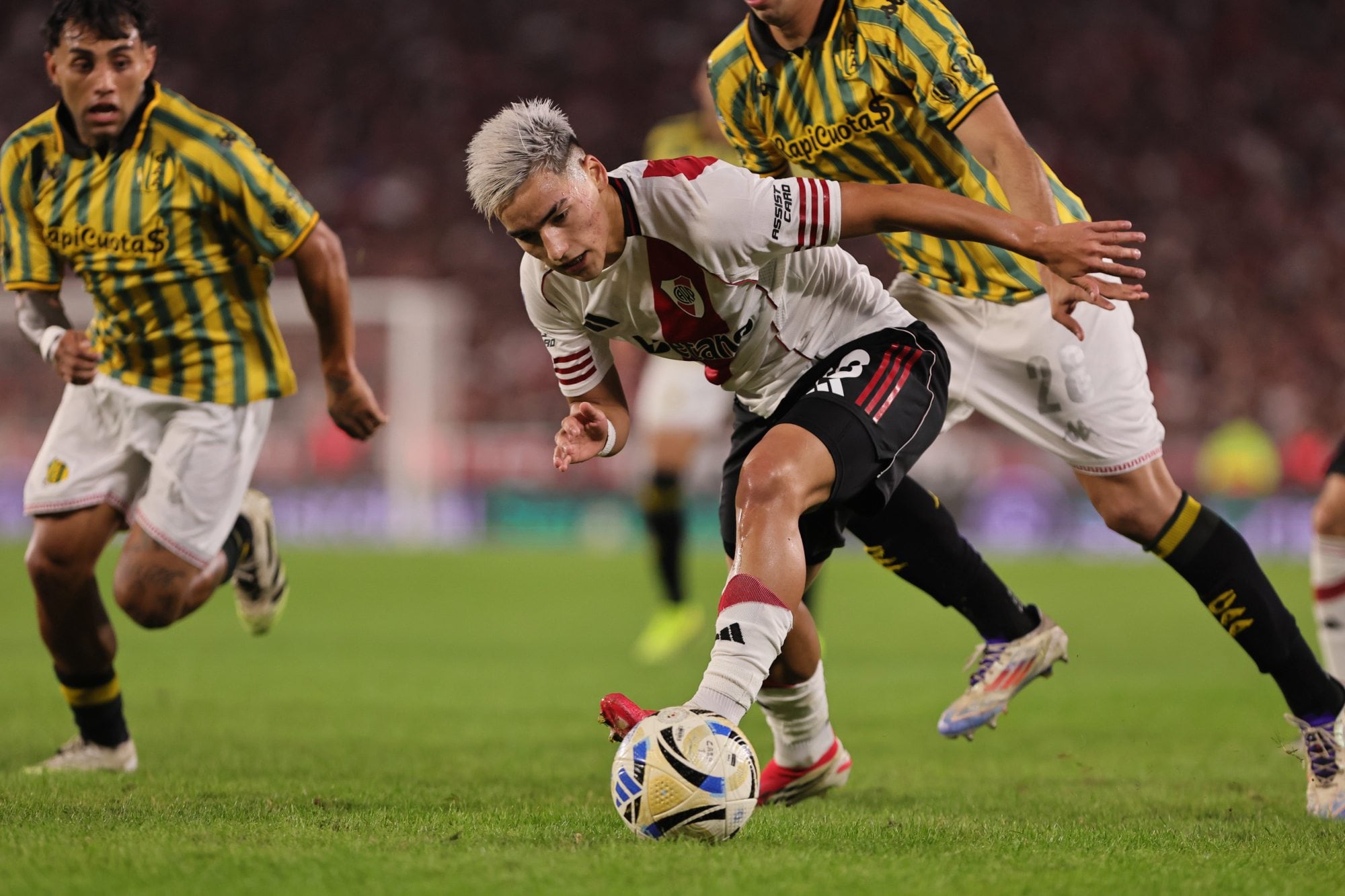 Ian Subiabre encarando con la pelota
