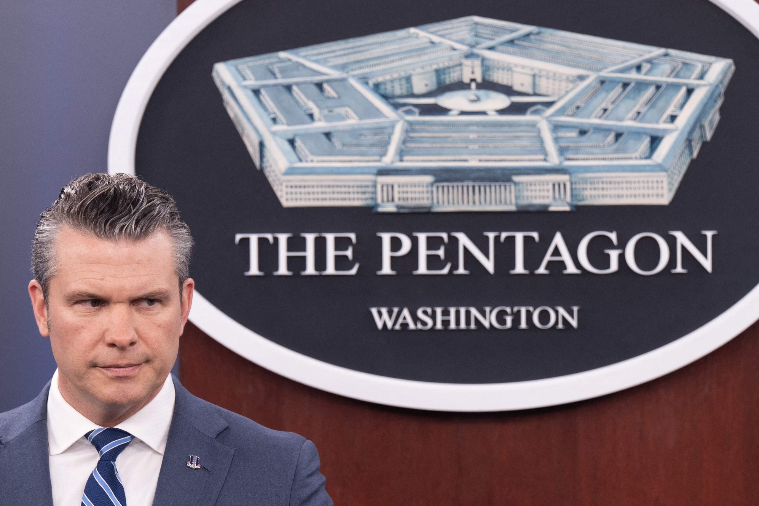 El secretario de Defensa de Estados Unidos, Pete Hegseth, habla durante una rueda de prensa en el Pentágono, en Washington, el 16 de abril de 2026