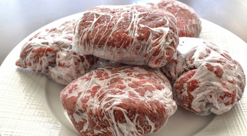 ¿Conviene descongelar el asado en la heladera o sobre la mesada? La respuesta de la ciencia