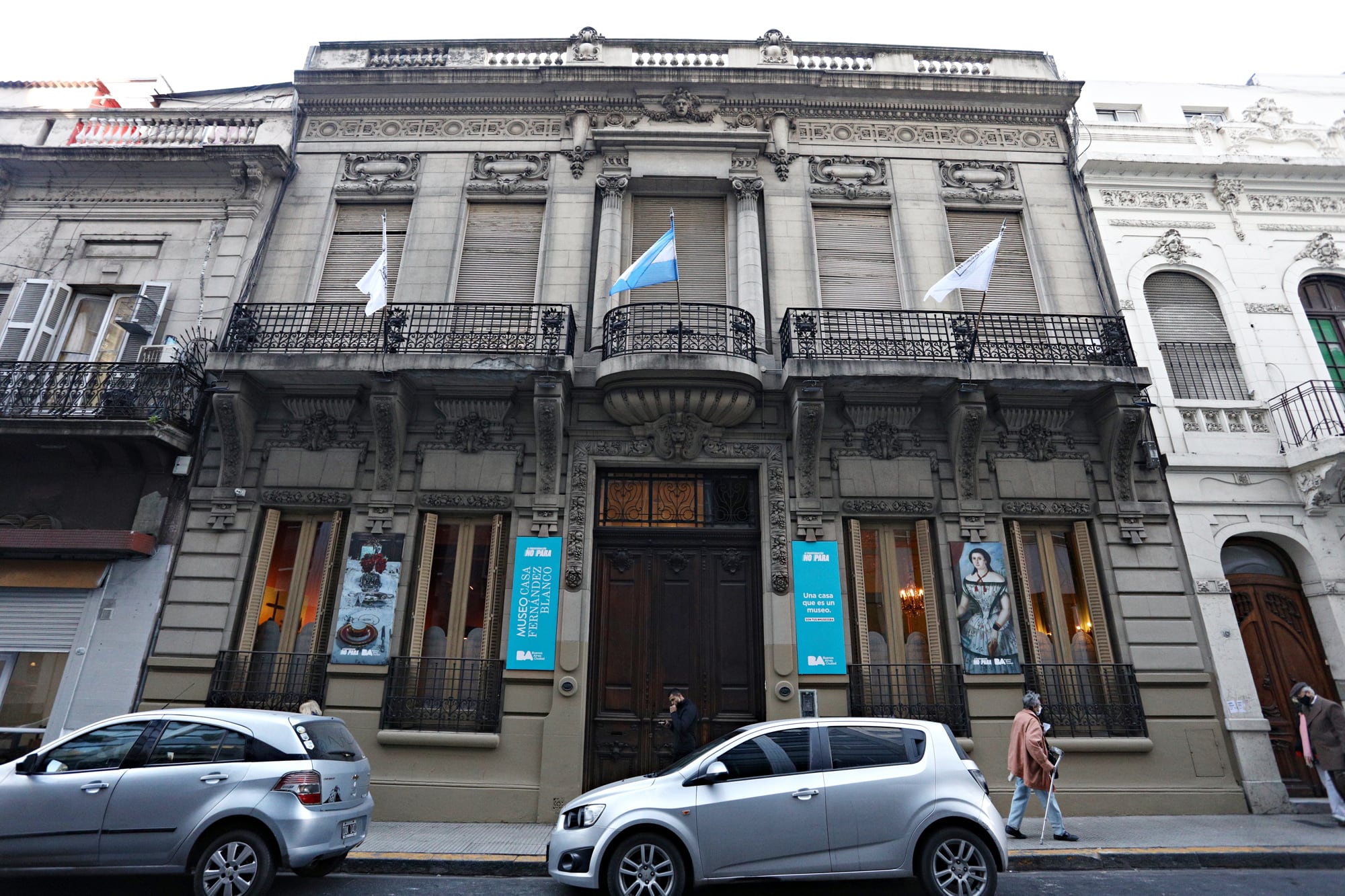 Está ubicado en  la avenida Hipólito Yrigoyen 1420