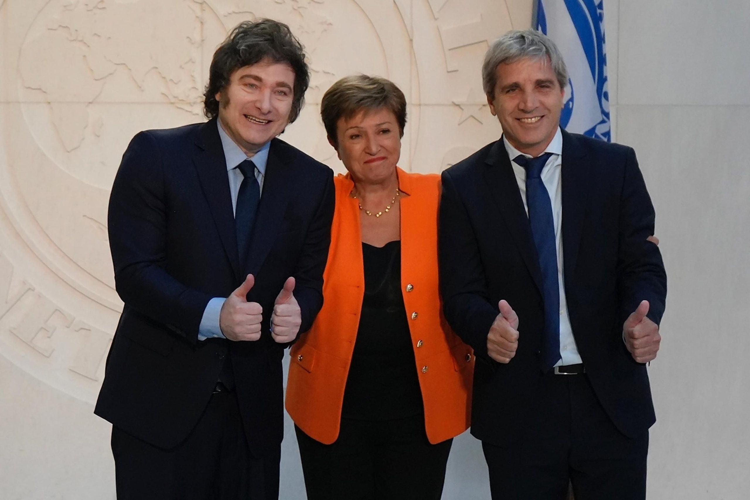 El presidente Javier Milei y el Ministro de economía Luis Caputo, junto a la directora gerente del Fondo Monetario Internacional Kristalina Georgieva