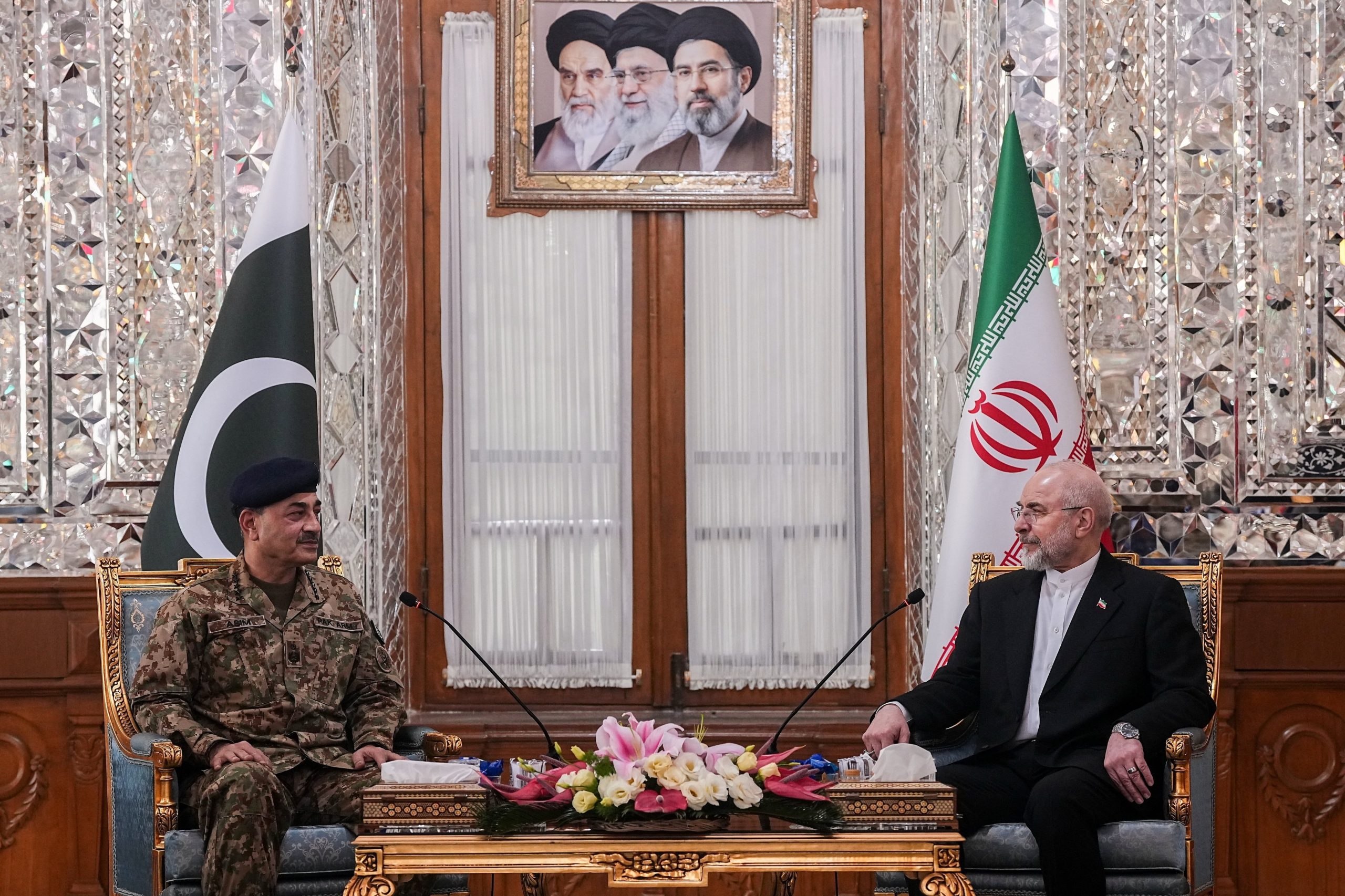 El presidente del Parlamento de Irán, Mohammad Bagher Qalibaf, se reúne con el jefe del Ejército de Pakistán, Asim Munir, en Teherán, Irán, el 16 de abril de 2026
