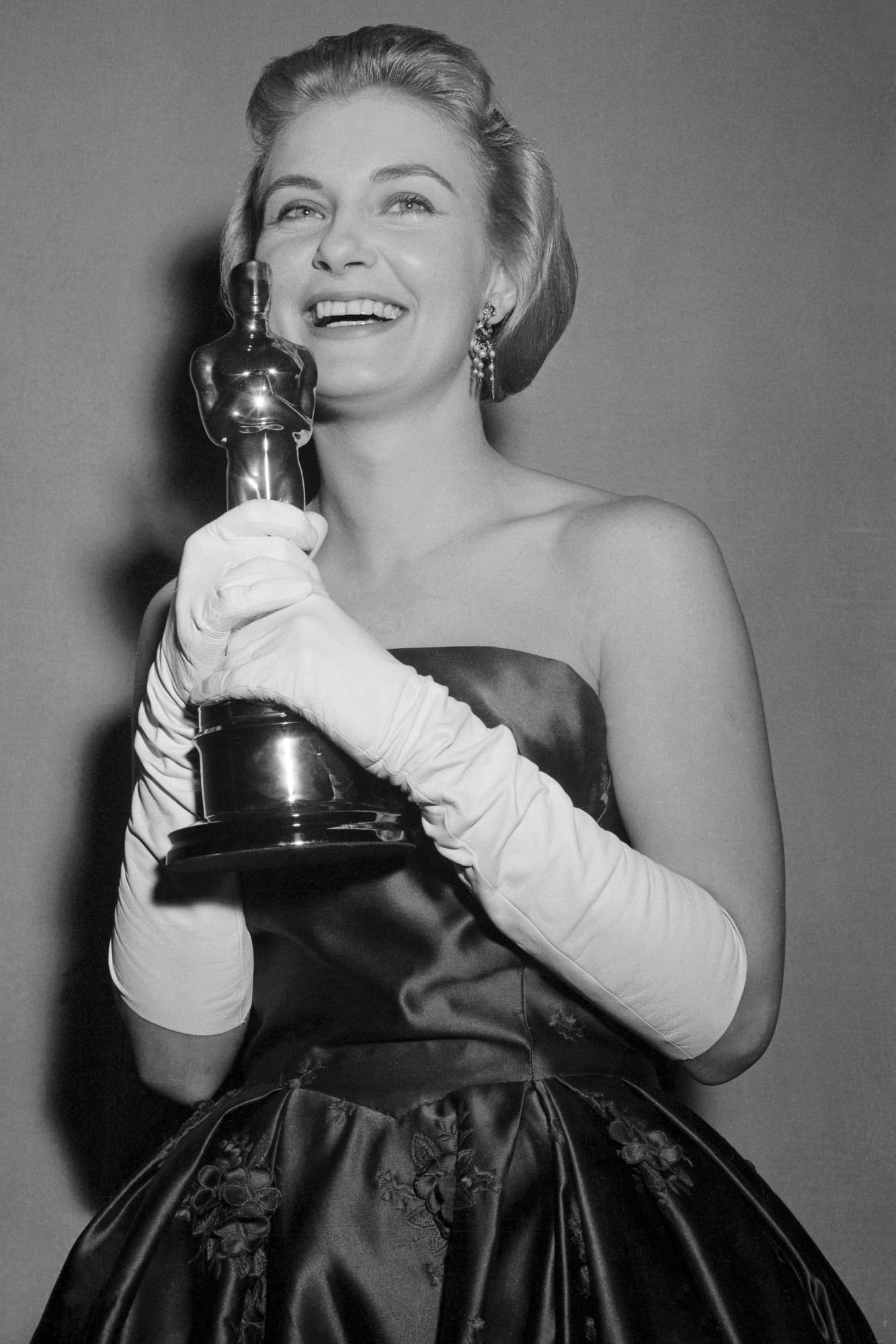 En 1957 se consolidó como estrella de Hollywood tras ganar el Oscar por Las tres caras de Eva. Fue la primera actriz en ganar una estatuilla dorada por interpretar tres personalidades diferentes