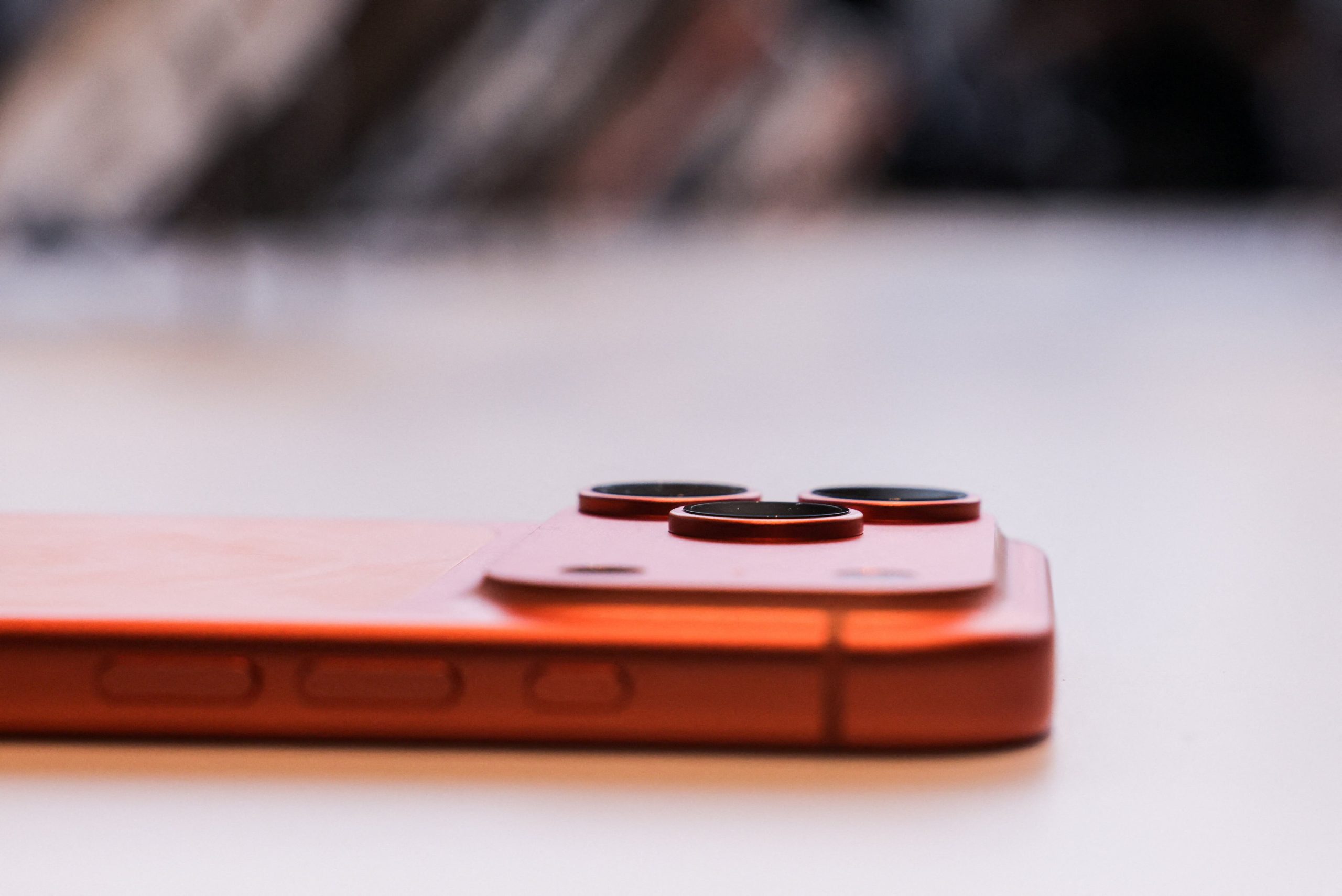 Los iPhone 17 Pro Max tienen tres cámaras en la cara posterior. (Foto: Reuters/Maxim Shemetov)