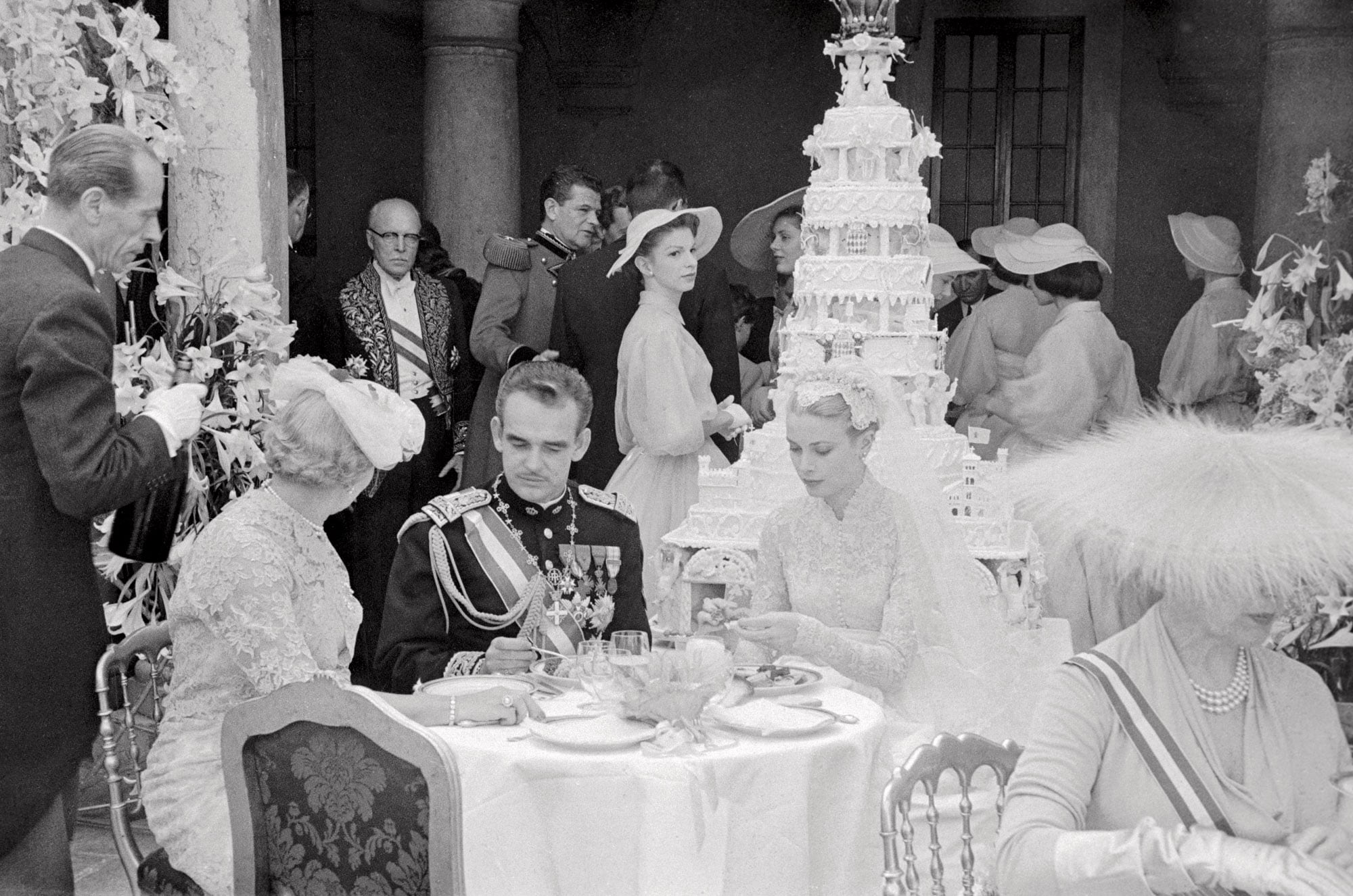 Los príncipes de Mónaco durante la recepción celebrada en palacio, que tuvo lugar después de la ceremonia religiosa. Atrás, la gran torta de bodas de seis pisos y noventa kilos 