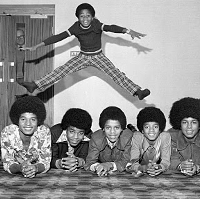 Aunque participó en numerosos conciertos, presentaciones y grabaciones junto a sus hermanos, Randy (el que aparece saltando en la imagen) no formó parte de la formación original de The Jackson 5. Su debut oficial con el grupo en vivo fue recién a finales de 1971