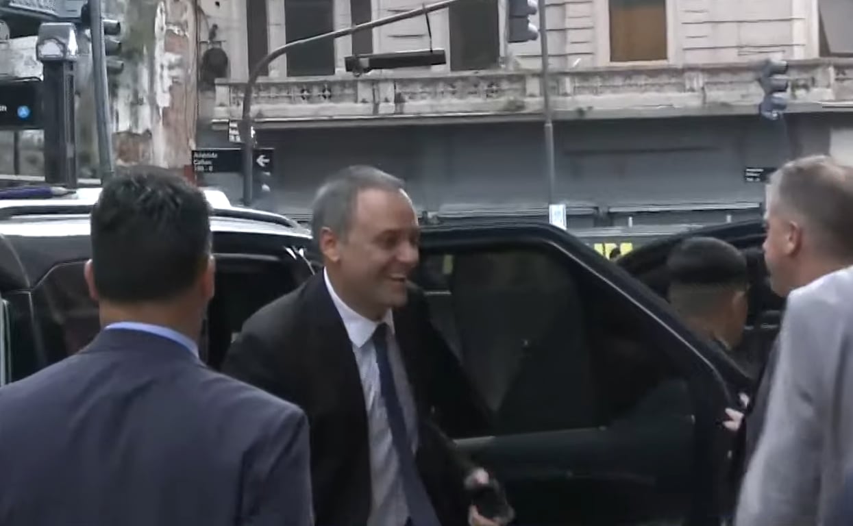 La llegada de Manuel Adorni al Congreso