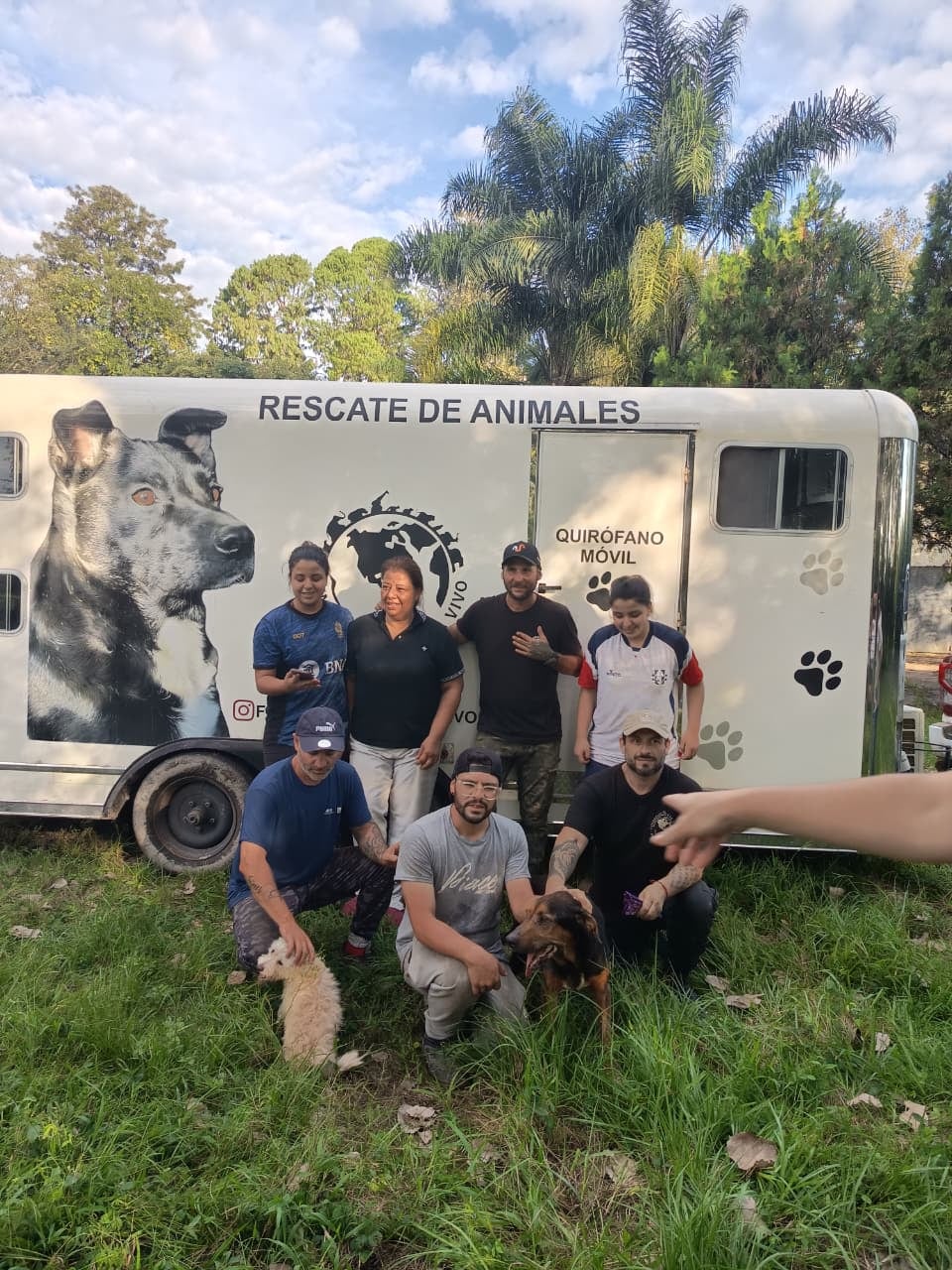 Fernando Pieroni y la veterinaria Mónica Pavón con algunos de los voluntarios que formaron parte del operativo.