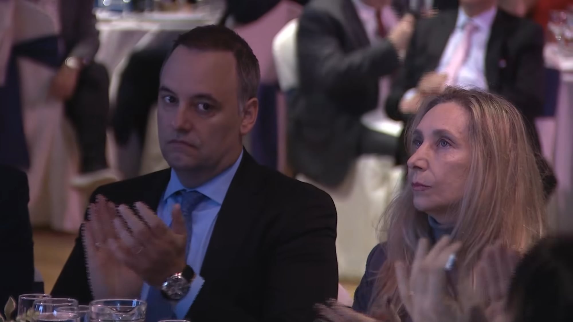 La hermana del Presidente se mostró junto al jefe de Gabinete en la cena de la Fundación Libertad