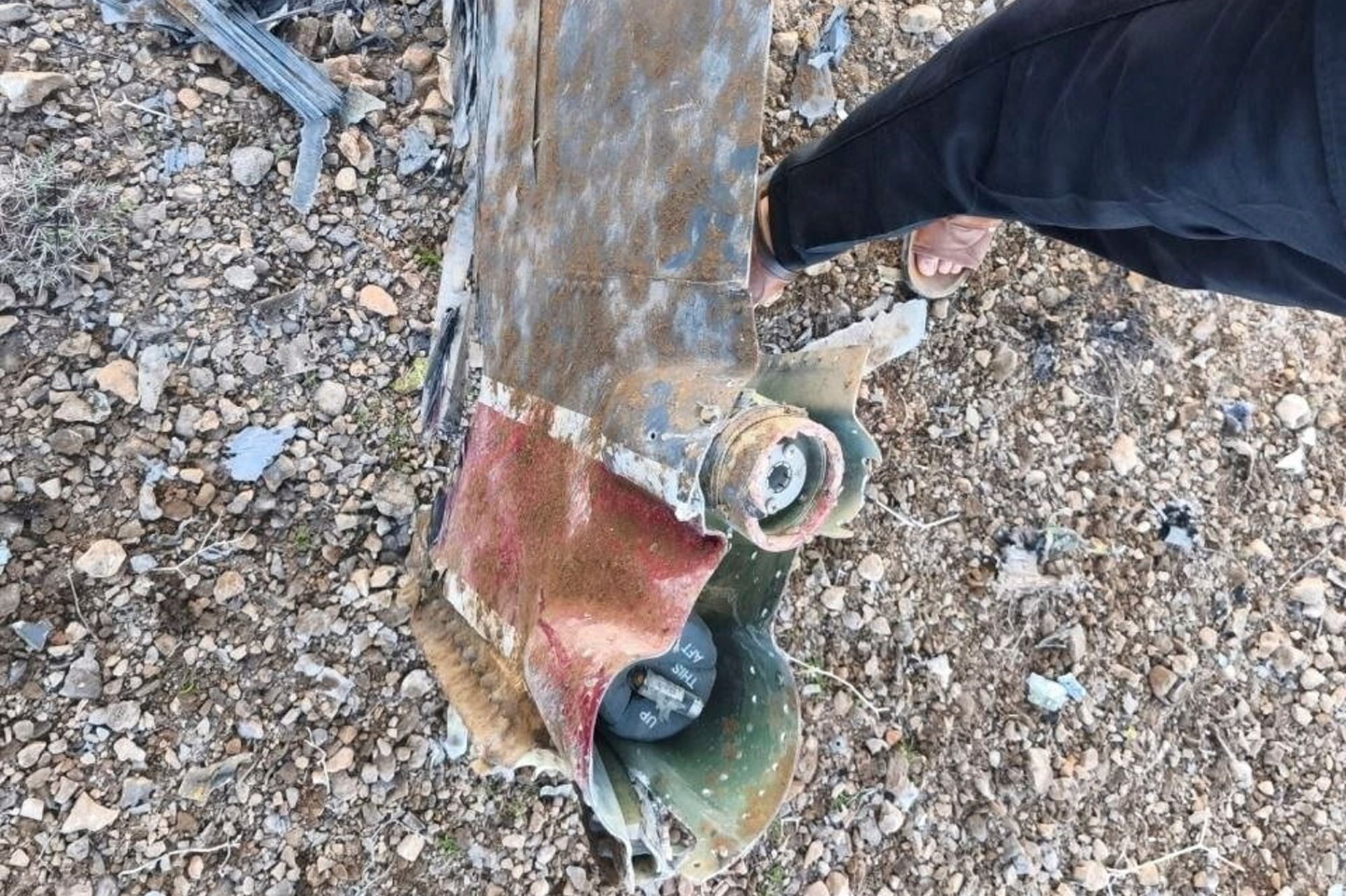 Los medios estatales iraníes mostraron fragmentos de un avión estadounidense derribado en esta imagen que fue tomada en el sudoeste de Irán y publicada el 3 de abril de 2026.