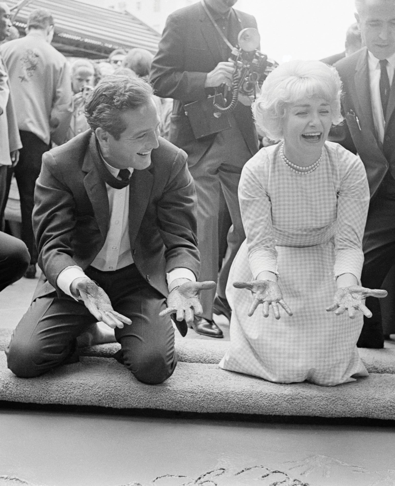 Paul y Joanne se convirtieron en las estrellas número 140 y 141 que estamparon las huellas de sus pies y sus manos en el Teatro Chino TCL, en Los Ángeles