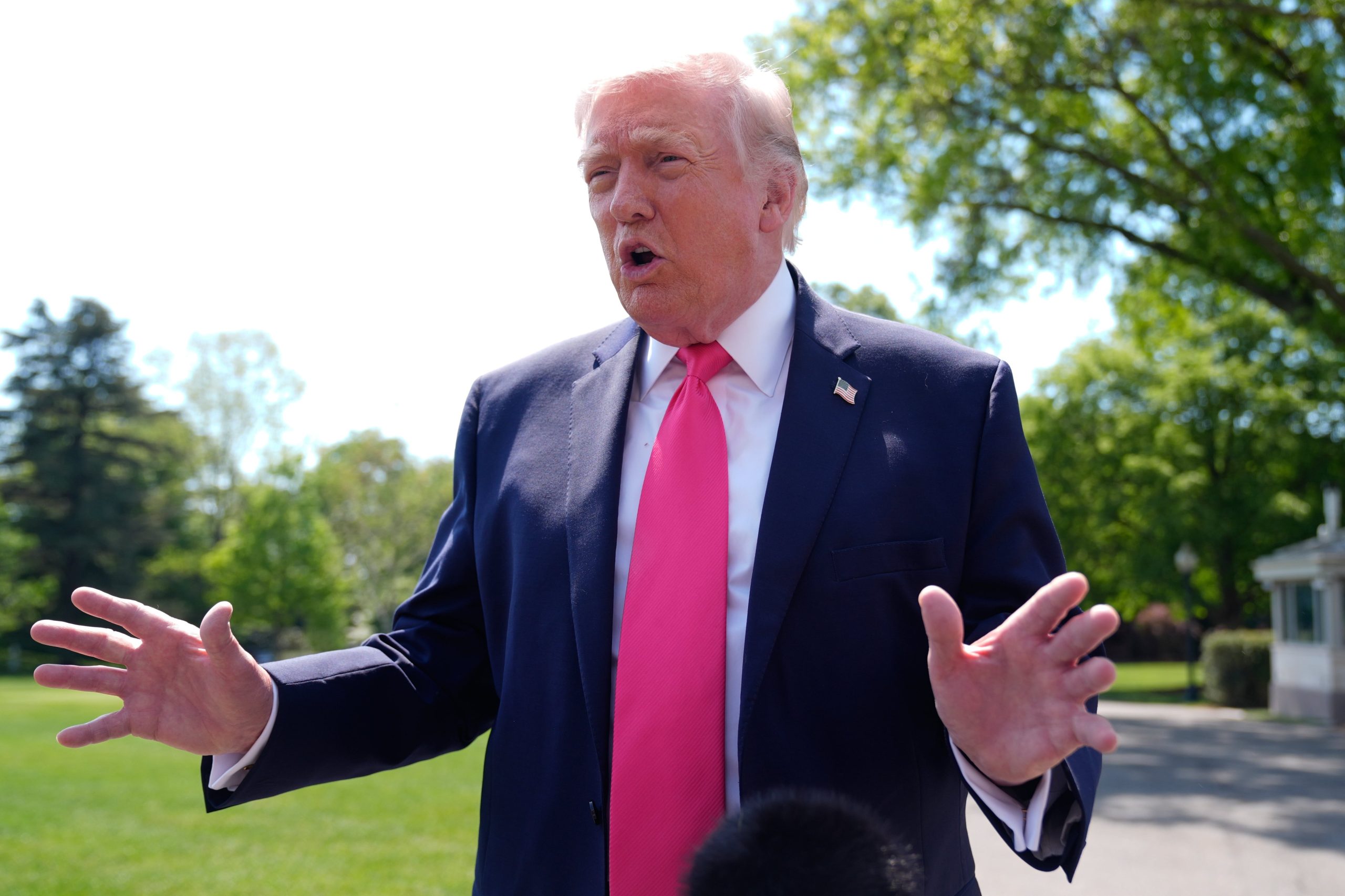 Trump afirma que Irán puede llamarle si quiere hablar, mientras el enviado iraní regresa a Pakistán.