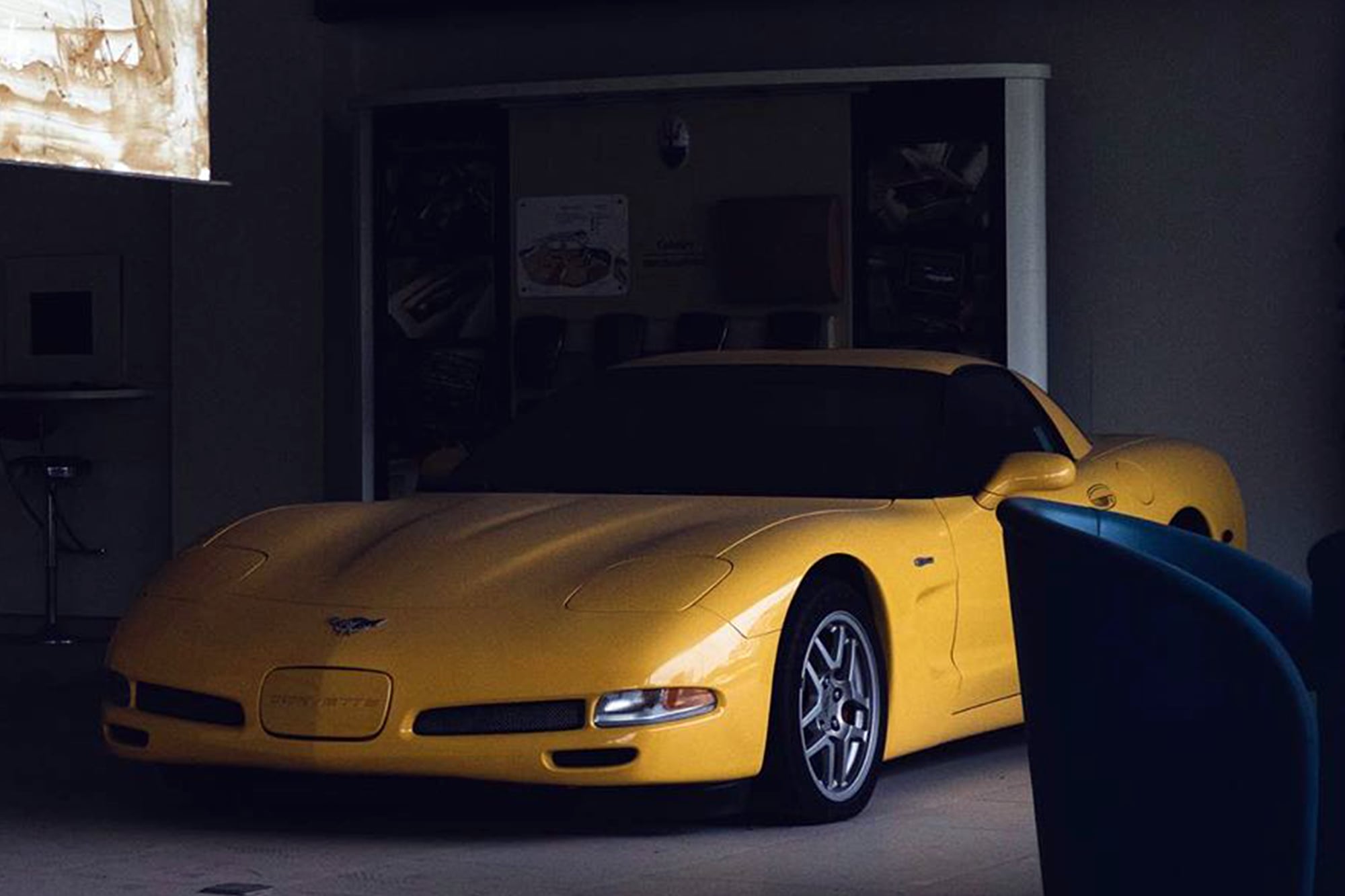 El Chevrolet Corvette C5 Z06 amarillo con sus faros retráctiles