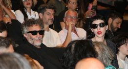 De la mano: las fotos de la llegada de Sofía Gala y Fito Páez al homenaje a Moria Casán en el Palacio Libertad